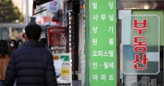 정부의 고강도 주택 시장 규제를 피해 상가나 꼬마빌딩 등 수익형부동산으로 눈 돌리는 은퇴고령자가 늘어날 전망이다. 사진은 공인중개업소 전경.  <연합뉴스>